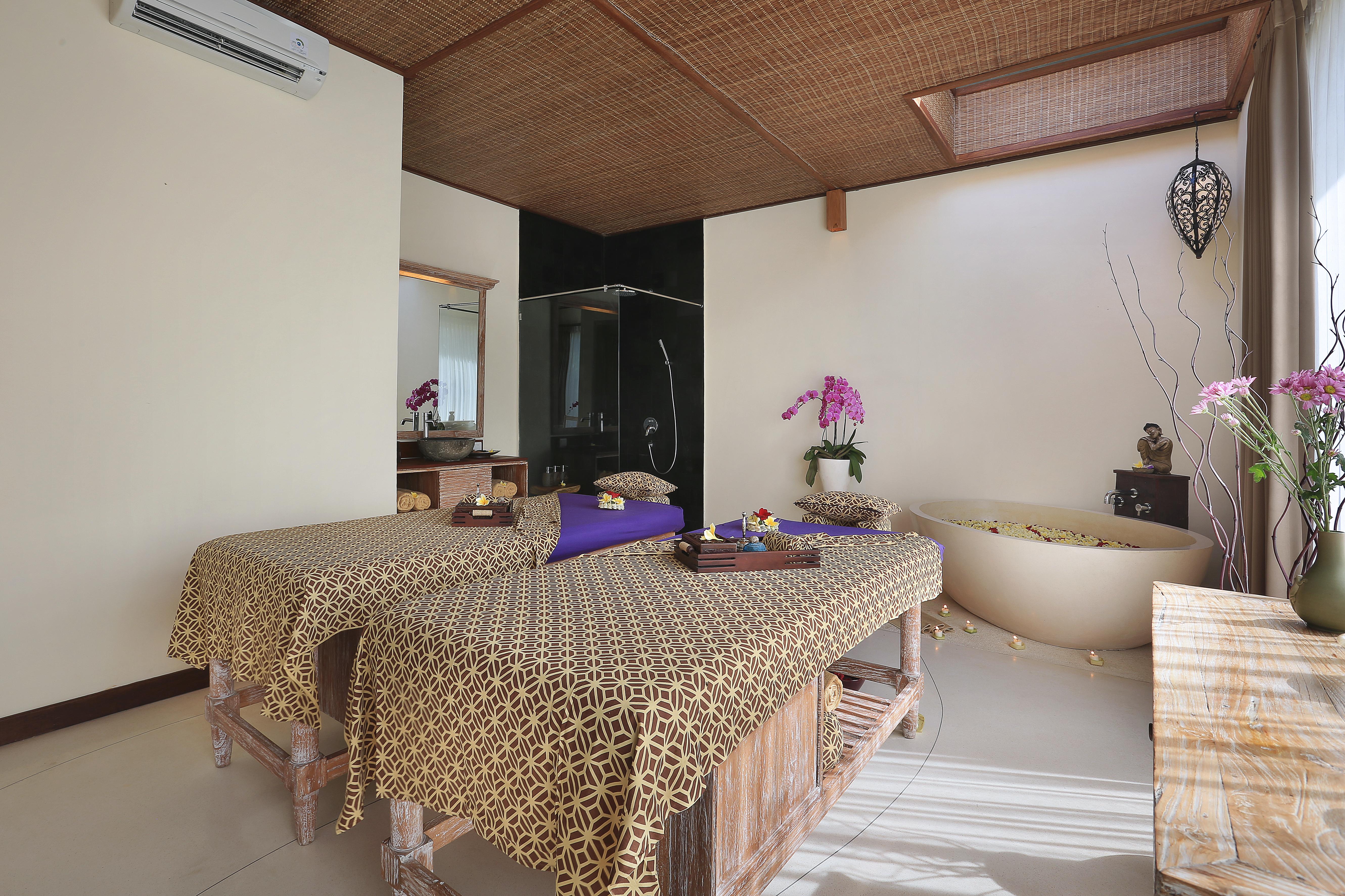 Pramana Watu Kurung Hotel Ubud  Exterior photo A massage table in a spa