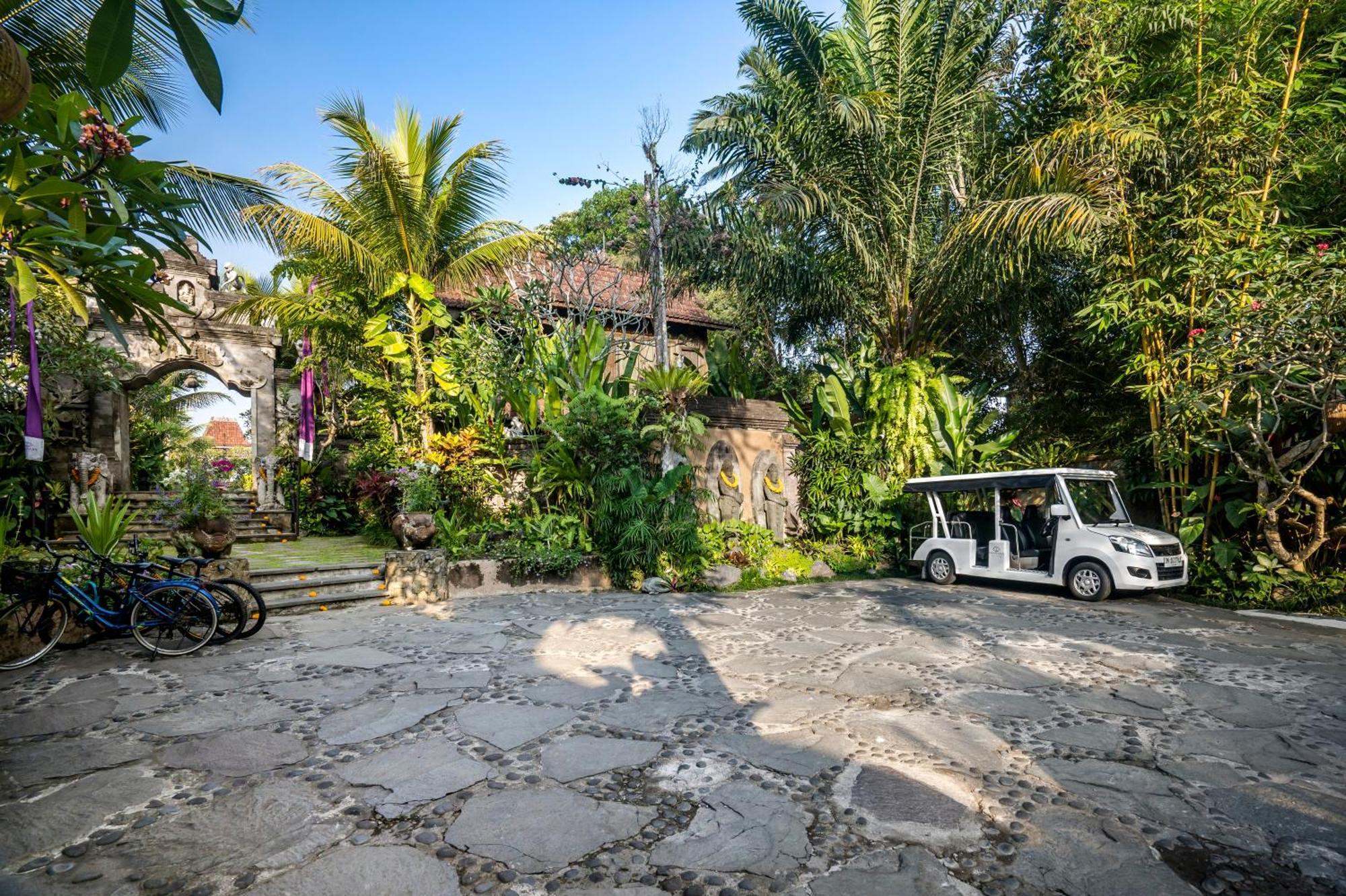 Pramana Watu Kurung Hotel Ubud  Exterior photo The resort's golf cart