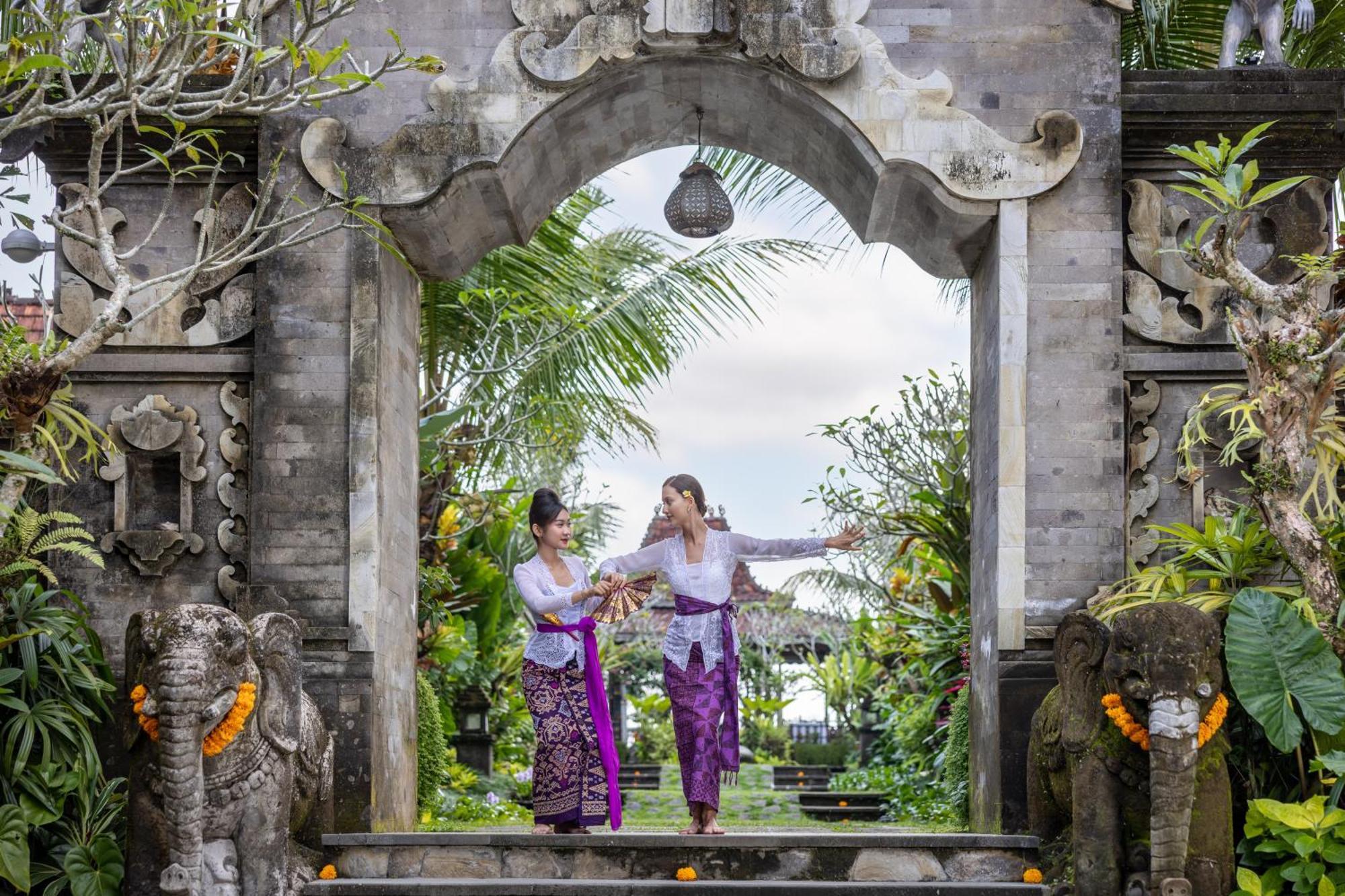 Pramana Watu Kurung Hotel Ubud  Exterior photo Balinese dancers