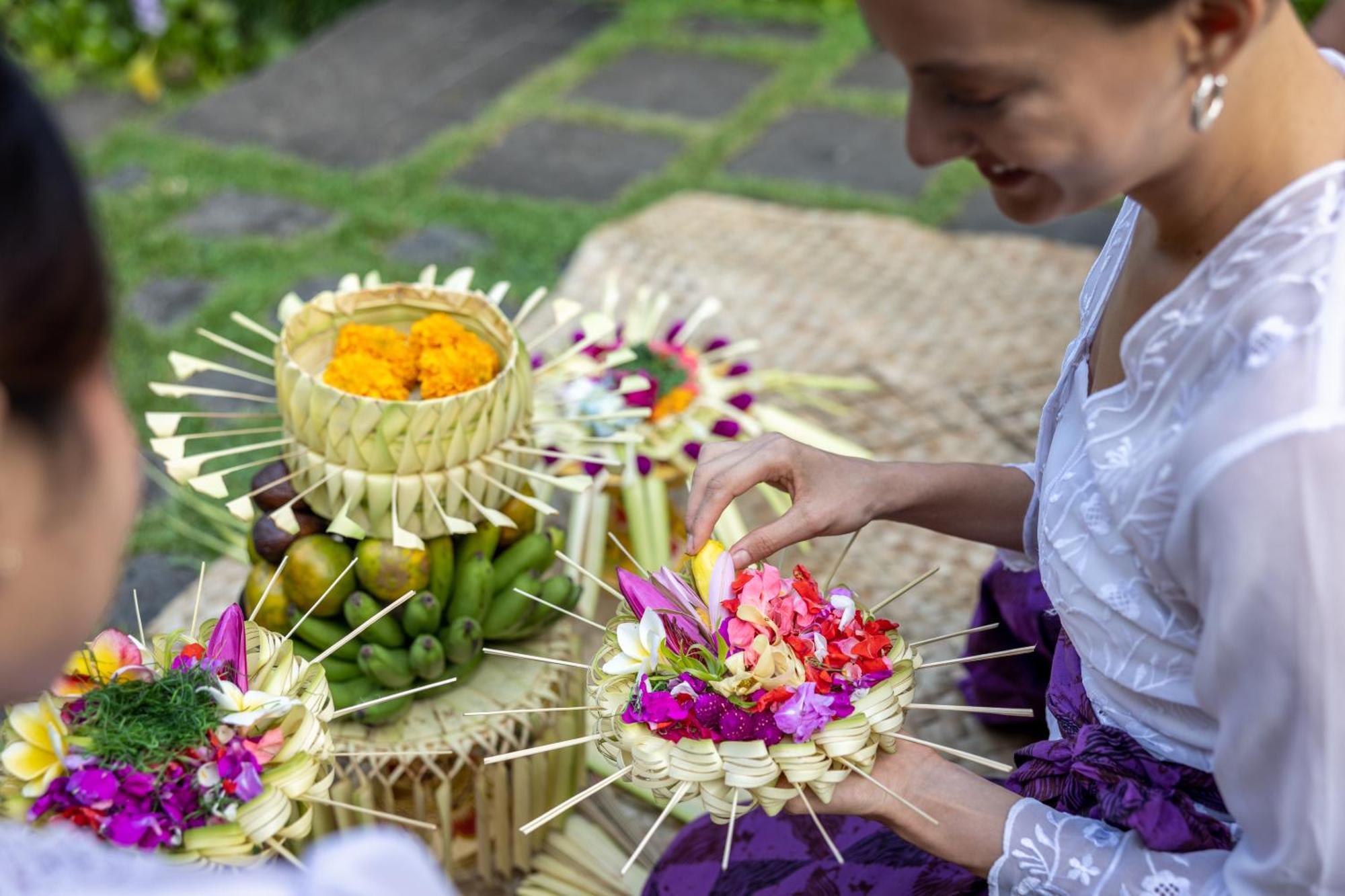 Pramana Watu Kurung Hotel Ubud  Exterior photo Flower offerings