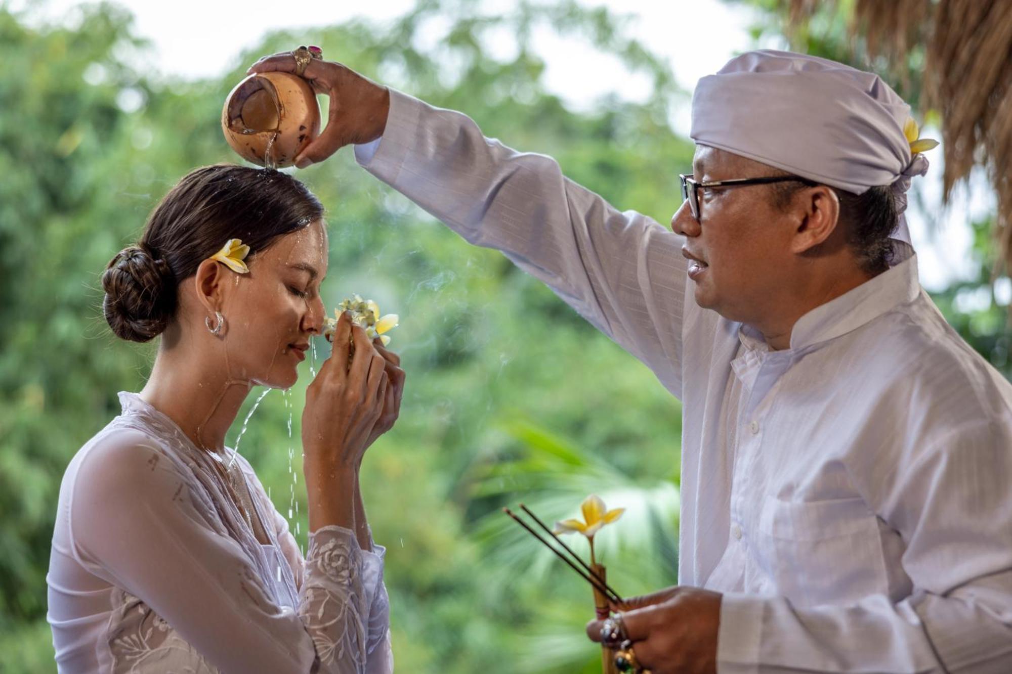Pramana Watu Kurung Hotel Ubud  Exterior photo A Balinese Hindu wedding ceremony